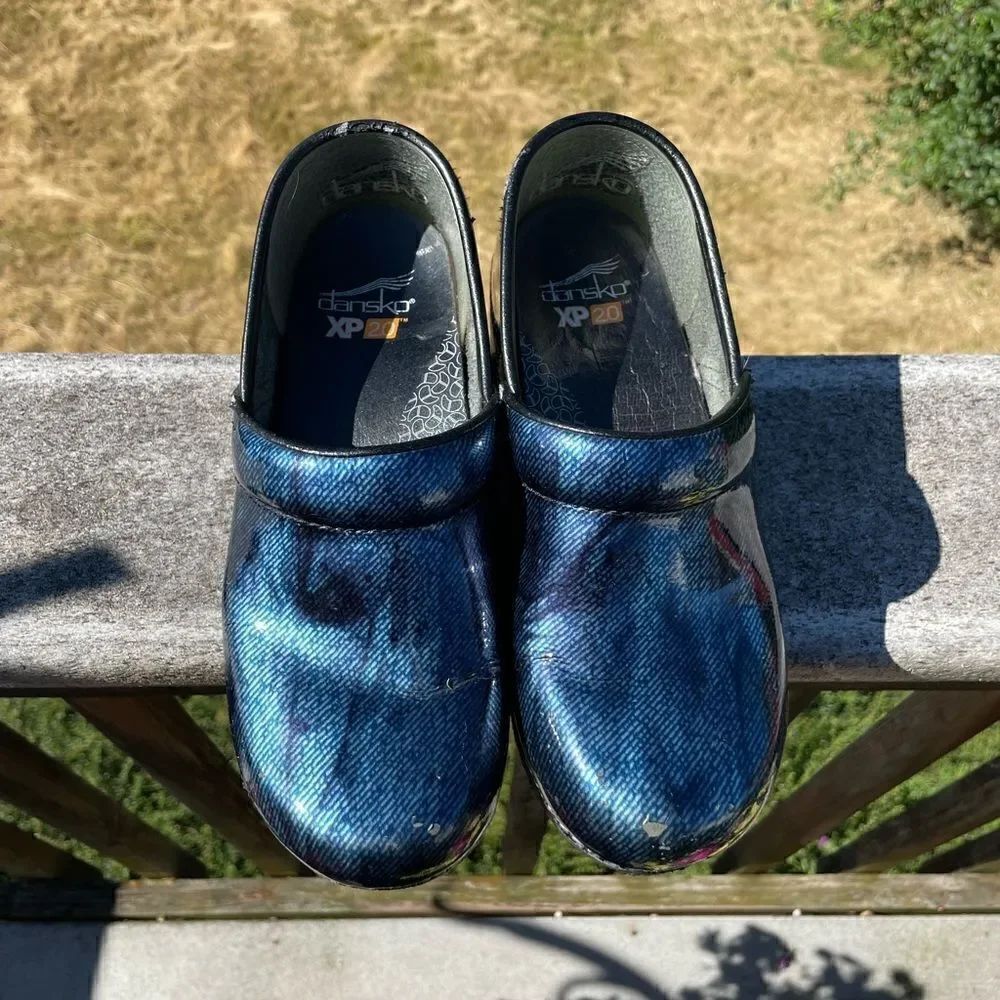 Dansko size 6 Snakeskin patterned clogs - Picture 2 of 11